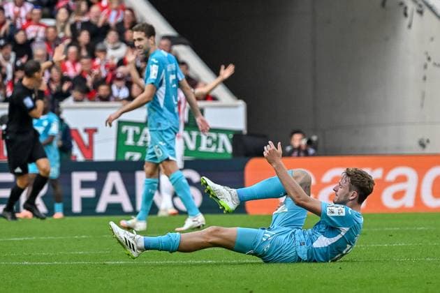 Wouter Burger TSG Hoffenheim, 18 is in pain and indicates a substitution GER, SC Freiburg TSG 1899 Hoffenheim, Football, Bundesliga, Matchday 5, Season 2025 2026, 28 09 2025 DFL DFB REGULATES PROHIBIT ANY USE OF PHOTOGRAPHS AS IMAGE SEQUENCES AND OR QUASI VIDEO GER, SC Freiburg TSG 1899 Hoffenheim, Football, Bundesliga, Matchday 5, Season 2025 2026, 28 09 2025 Freiburg Copyright: xEibner-Pressefoto ThomasxHessx EP_THS