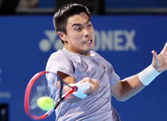September 28, 2025, Tokyo, Japan - Brandon Nakashima of the United States returns the ball against Carlos Alcaraz of Spain during a quarter-finals of the Japan Open Tennis tournament in Tokyo on Sunday, September 28, 2025. Alcaraz defeated Nakashima 6-2, 6-4. (photo by Yoshio Tsunoda AFLO) Noxthirdxpartyxsales  aflo_305087239
