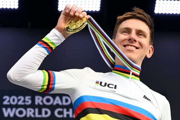 UCI 2025 Road World Championship, WM, Weltmeisterschaft Kigali 28 09 2025 KIGALI, RWANDA - SEPTEMBER 28 : Pogacar Tadej (SLO) during the podium ceremont of the Men Elite cycling road race of the UCI Road World Championships 2025 92nd edition an UCI World Championships cycling race of 267.5 km with start in Kigali and finish in Kigali on September 28, 2025 in Kigali, Rwanda, 28 09 2025 Kigali Rwanda  Copyright: xJanxDexMeuleneirx