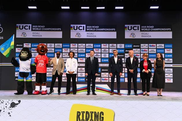 2025 UCI Road World Championships Picture by Simon Wilkinson SWpix.com - 28 09 2025 - Cycling - 2025 UCI Road World Championships - Kigali Convention Centre, Kigali, Rwanda - Men Elite Road Race - MontrÃ al 2026 handover ceremony Copyright: x xSWpix.comx(t axPhotographyxHubxLtd)xSimonxWilkinson SWpix.comx SWP-3030-8992