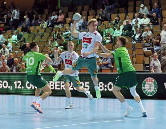 28 09 2025, xovx, Handball Daikin Handball Bundesliga, HSG Wetzlar GWD Minden v l Josip Simic HSG Wetzlar , Karolis Antanavicius GWD Minden , Niclas Benedict Heitkamp GWD Minden , Niklas Theiß HSG Wetzlar Wetzlar Buderus Arena Hessen Germany EN