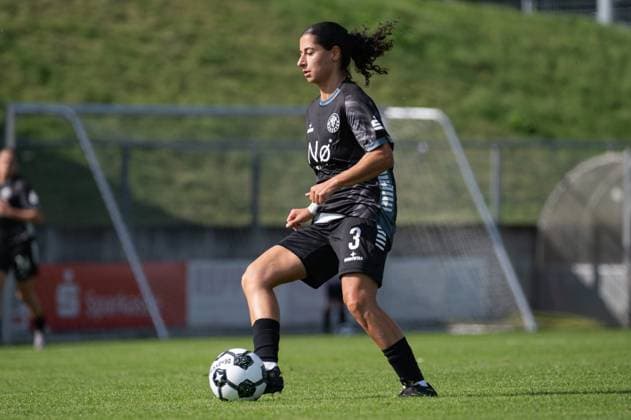 Kleve, Germany, September 28, 2025: Ebla Gouriye (3 VfR Warbeyen) passes the ball during the DFB-Pokal der Frauen game between VfR Warbeyen and 1. FC Köln at the Bresserberg in Kleve, Germany (Martin Pitsch SPP) Copyright: xMartinxPitsch SPPx spp-en-MaPi-20250928_NIKON Z 6_warbeyenkoeln_DSC7887