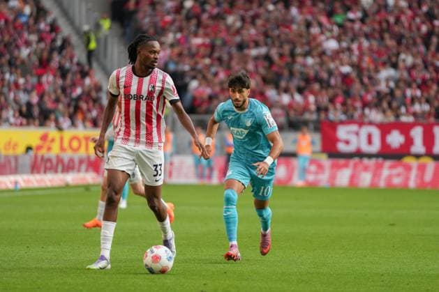1 Bundesliga SC Freiburg vs TSG 1899 Hoffenheim, 28 09 2025 Jordy Makengo SC Freiburg, 33 shielding the ball from Muhammed Damar TSG Hoffenheim, 10 1 Bundesliga SC Freiburg vs TSG 1899 Hoffenheim, Europa Park Stadion, 28 09 2025 DFB DFL REGULATIONS PROHIBIT ANY USE OF PHOTOGRAPHS AS IMAGE SEQUENCES AND OR QUASI VIDEO Copyright: xBEAUTIFULxSPORTS Boscox