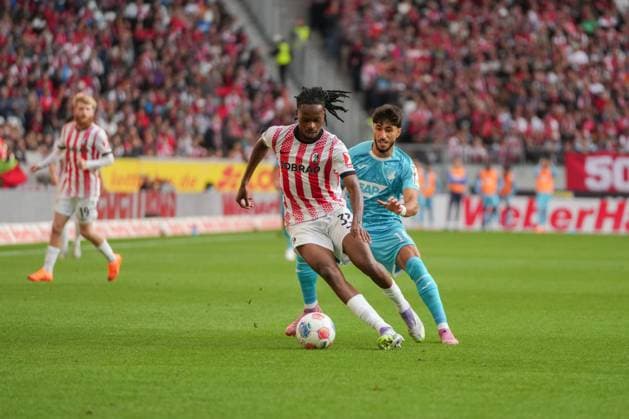 1 Bundesliga SC Freiburg vs TSG 1899 Hoffenheim, 28 09 2025 Jordy Makengo SC Freiburg, 33 shielding the ball from Muhammed Damar TSG Hoffenheim, 10 1 Bundesliga SC Freiburg vs TSG 1899 Hoffenheim, Europa Park Stadion, 28 09 2025 DFB DFL REGULATIONS PROHIBIT ANY USE OF PHOTOGRAPHS AS IMAGE SEQUENCES AND OR QUASI VIDEO Copyright: xBEAUTIFULxSPORTS Boscox