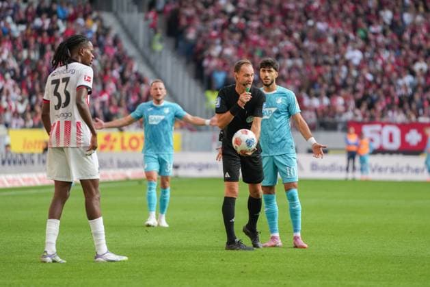 1 Bundesliga SC Freiburg vs TSG 1899 Hoffenheim, 28 09 2025 Bastian Dankert Referee with a referee ball 1 Bundesliga SC Freiburg vs TSG 1899 Hoffenheim, Europa Park Stadion, 28 09 2025 DFB DFL REGULATIONS PROHIBIT ANY USE OF PHOTOGRAPHS AS IMAGE SEQUENCES AND OR QUASI VIDEO Copyright: xBEAUTIFULxSPORTS Boscox