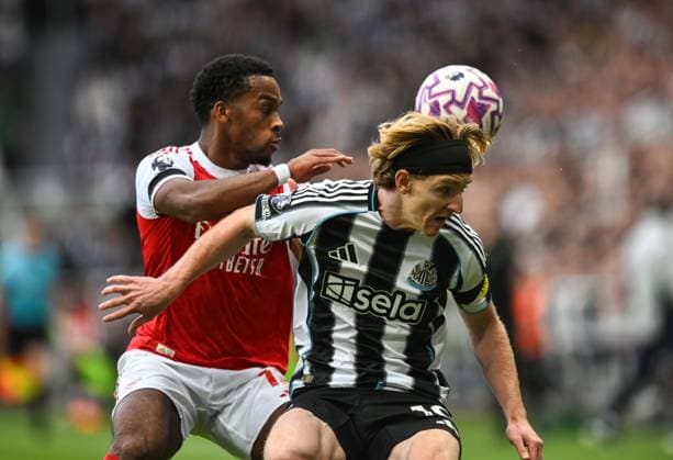 Anthony Gordon of Newcastle United fends off Jurrien Timber of Arsenal Newcastle United v Arsenal, Premier League, Football, St James Park, Newcastle, UK - 28 Sep 2025Newcastle St James Park United Kingdom EDITORIAL USE ONLY No use with unauthorised audio, video, data, fixture lists, club league logos or live services. Online in-match use limited to 120 images, no video emulation. No use in betting, games or single club league player publications.  Copyright: xRichardxLee Shutterstockx 15503935ae