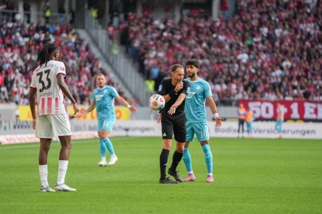 1 Bundesliga SC Freiburg vs TSG 1899 Hoffenheim, 28 09 2025 Bastian Dankert Referee with a referee ball 1 Bundesliga SC Freiburg vs TSG 1899 Hoffenheim, Europa Park Stadion, 28 09 2025 DFB DFL REGULATIONS PROHIBIT ANY USE OF PHOTOGRAPHS AS IMAGE SEQUENCES AND OR QUASI VIDEO Copyright: xBEAUTIFULxSPORTS Boscox