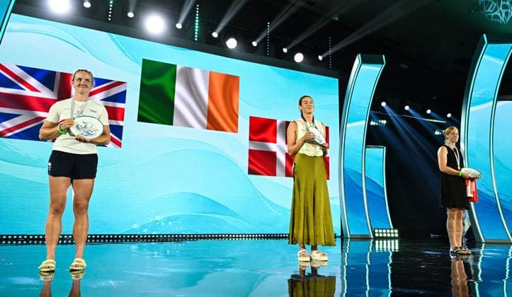 2025 World Rowing Championships, Shanghai, China 28 9 2025 Women s Single Sculls Victory Ceremony Ireland™s Fiona Murtagh celebrates winning Gold along side silver medallist Lauren Henry of Great Britain and bronze medallist Frida Sanggaard Nielsen of Denmark Fiona Murtagh celebrates winning Gold along side silver medallist Lauren Henry and bronze medallist Frida Sanggaard Nielsen 28 9 2025  Copyright: x INPHO DetlevxSeybx CSC_8023