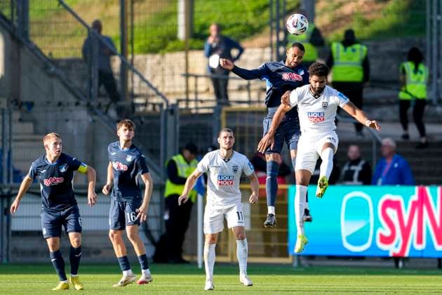 v li Ruben Reisig TSG II, 17 , Andre Becker Ulm, 49 , at header, header duel, game scene, duel in the air, action, action, 28 09 2025, Sinsheim Germany , Soccer, 3 Liga, TSG 1899 Hoffenheim II SSV Ulm 1846, DFB DFL REGULATIONS PROHIBIT ANY USE OF PHOTOGRAPHS AS IMAGE SEQUENCES AND OR QUASI VIDEO xozx