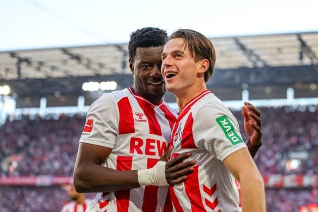 Cologne, Germany, 28 09 25 Jakub Kaminski 1 FC Köln goal celebration, cheers with his team after scoring the 1 0 goal during the 1 Bundesliga match between 1 FC Köln VfB Stuttgart at the RheinEnergieSTADION on September 28, 2025 in Cologne, Germany Köln RheinEnergieSTADION Germany Copyright: xStefanxBrauer Brauer-Fotoagenturx
