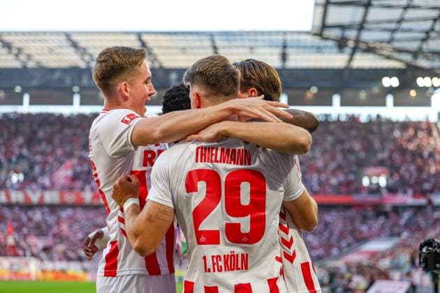 Cologne, Germany, 28 09 25 Jakub Kaminski 1 FC Köln goal celebration, cheers with his team after scoring the 1 0 goal during the 1 Bundesliga match between 1 FC Köln VfB Stuttgart at the RheinEnergieSTADION on September 28, 2025 in Cologne, Germany Köln RheinEnergieSTADION Germany Copyright: xStefanxBrauer Brauer-Fotoagenturx