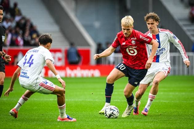 September 28, 2025, Villeneuve-D ascq, France, France: Hakon ARNAR HARALDSSON of Lille and Tyler MORTON of Lyon during the Ligue 1 match between Lille OSC (LOSC) and Olympique Lyonnais (OL) at Pierre Mauroy Stadium on September 28, 2025 in Villeneuve-d Ascq near Lille, France. Villeneuve-D ascq France - ZUMAm308 20250928_zsp_m308_001 Copyright: xMatthieuxMirvillex