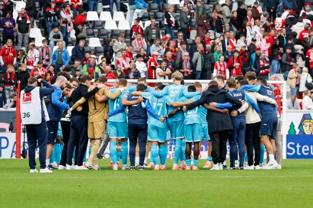 Team circle TSG Hoffenheim after the match , Germany, Soccer, 1 Bundesliga, Matchday 5, 2025 2026, SC Freiburg vs TSG 1899 Hoffenheim, 28 09 2025, Europa Park Stadion, Freiburg im Breisgau, Germany Freiburg im Breisgau Europa Park Stadion Baden Württemberg Germany Copyright: xGrantxHubbsx