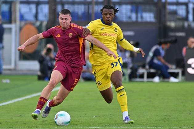 28th September 2025, Stadio Olimpico, Rome, Italy; Serie A Football; Roma versus Hellas Verona; Evan Ferguson of AS Roma under pressure from Armel Bella-Kotchap of Hellas Verona  AllShotLive