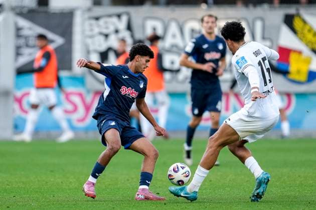 v li Ayoube Amaimouni Echghouyab TSG II, 7 , Jonas David Ulm, 15 , duel, duel scene, duel, tackle, tackling, dynamics, action, action, 28 09 2025, Sinsheim Germany , Football, 3 Liga, TSG 1899 Hoffenheim II SSV Ulm 1846, DFB DFL REGULATIONS PROHIBIT ANY USE OF PHOTOGRAPHS AS IMAGE SEQUENCES AND OR QUASI VIDEO xozx