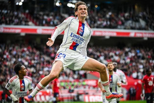 September 28, 2025, Villeneuve-D ascq, France, France: Tyler MORTON of Lyon celebrates his goal during the Ligue 1 match between Lille OSC (LOSC) and Olympique Lyonnais (OL) at Pierre Mauroy Stadium on September 28, 2025 in Villeneuve-d Ascq near Lille, France. Villeneuve-D ascq France - ZUMAm308 20250928_zsp_m308_003 Copyright: xMatthieuxMirvillex