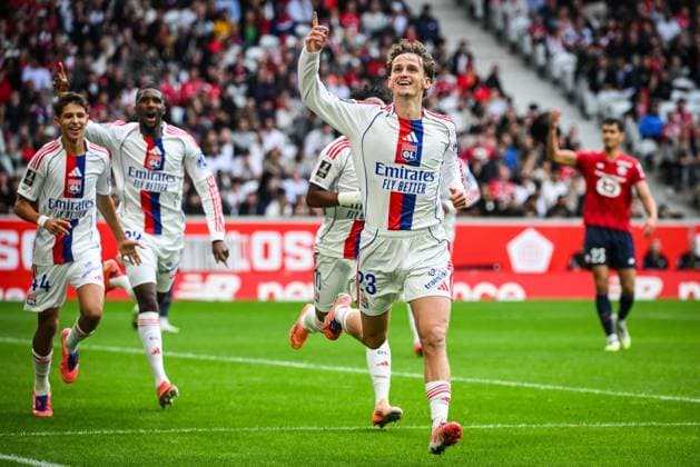 September 28, 2025, Villeneuve-D ascq, France, France: Tyler MORTON of Lyon celebrate his goal with teammates during the Ligue 1 match between Lille OSC (LOSC) and Olympique Lyonnais (OL) at Pierre Mauroy Stadium on September 28, 2025 in Villeneuve-d Ascq near Lille, France. Villeneuve-D ascq France - ZUMAm308 20250928_zsp_m308_006 Copyright: xMatthieuxMirvillex