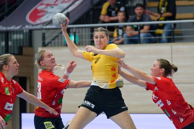 Ilona Kieffer Halle, 72 , Marie Polakova Halle, 23 , Isabel Wolff HCR, 35 , Emma Hertha Halle, 17 , SV Union Halle Neustadt HC Roedertal, Handball Frauen, DHB Pokal, Achtelfinale, Saison 2025 26, 28 09 2025 Halle SWH Arena Sachsen Anhalt Germany