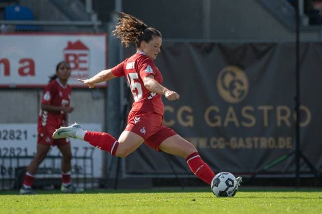 Kleve, Germany, September 28, 2025: Amelie Bohnen (15 1. FC Köln) shoots the ball (action) during the DFB-Pokal der Frauen game between VfR Warbeyen and 1. FC Köln at the Bresserberg in Kleve, Germany (Martin Pitsch SPP) Copyright: xMartinxPitsch SPPx spp-en-MaPi-20250928_NIKON Z 6_warbeyenkoeln_DSC8197