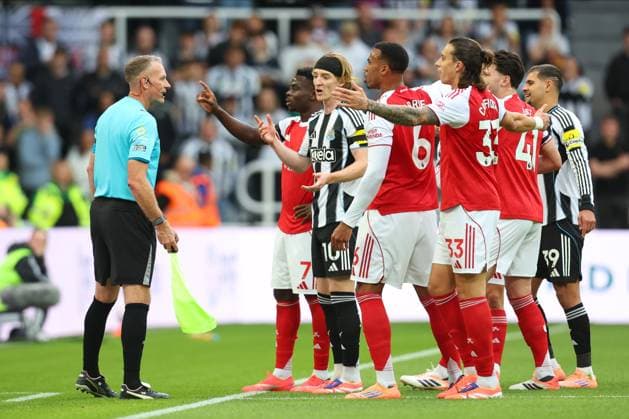 Newcastle United v Arsenal - Premier League Bukayo Saka of Arsenal and Anthony Gordon of Newcastle United and other players speak to Asistant Referee Scott Ledger while waiting for VAR check during the Premier League match between Newcastle United and Arsenal at St James Park on September 28, 2025 in Newcastle upon Tyne, England. Newcastle upon Tyne St. James Park England United Kingdom Copyright: xEdxSykes Sportsphoto APLx 14136390
