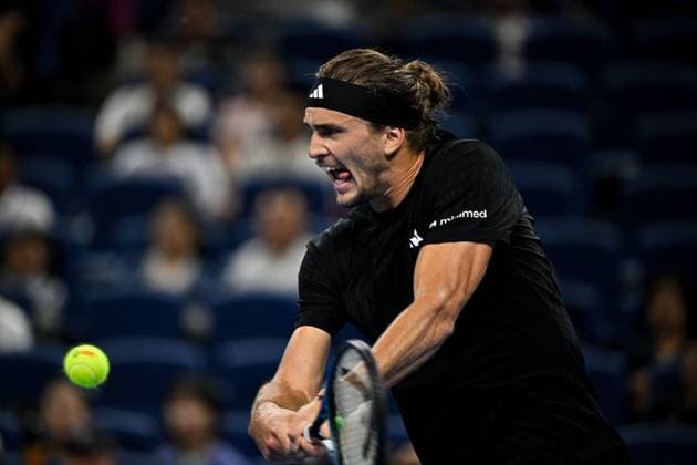 (250928) -- BEIJING, Sept. 28, 2025 -- Alexander Zverev returns a shot during the men s singles second round match between Corentin Moutet of France and Alexander Zverev of Germany at 2025 China Open tennis tournament in Beijing, China, Sept. 28, 2025. ) (SP)CHINA-BEIJING-TENNIS-CHINA OPEN-MEN S SINGLES-SECOND ROUND (CN) XinxMengchen 
