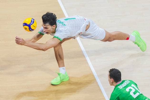 (250928) -- PASAY CITY, Sept. 28, 2025 -- Simeon Nikolov (back) of Bulgaria competes during the final match between Italy and Bulgaria at the FIVB Men s World Championship, WM, Weltmeisterschaft 2025 in Pasay City, the Philippines, Sept. 28, 2025. ) (SP)PHILIPPINES-PASAY CITY-VOLLEYBALL-FIVB MEN S WORLD CHAMPIONSHIP 2025-FINAL ROUELLExUMALI 