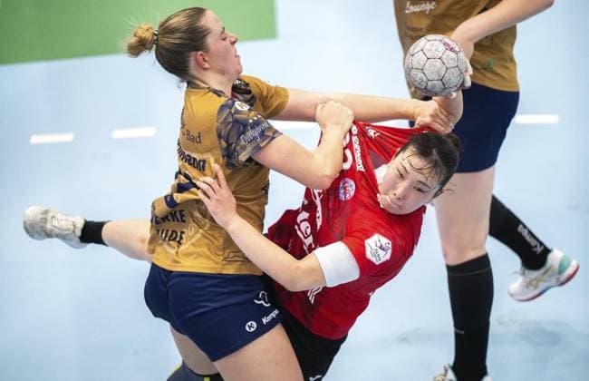 HANDBALL WOMEN DHB CUP EIGHTEEN FINALS THC BUXTEHUDER SV FOR EDITORIAL PURPOSES ONLY p 28 09 2025 Bad Langensalza Handball Women 1 Bundesliga Women Season 2025 2026 Salzhalle DHB Cup round of 16 Thüringer HC Buxtehuder SV in photo Natsuki Aizawa 23 Thüringer HC in duel with Levke Kretschmann 22 Buxtehuder SV Germany Thuringia Bad Langensalza Copyright SaschaxFromm Copyright: SaschaxFromm doc82l8w6bjahukzcugl34 ,EDITORIAL USE ONLY Copyright: SaschaxFromm