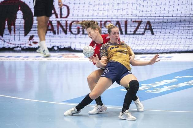 HANDBALL WOMEN DHB CUP EIGHTEEN FINALS THC BUXTEHUDER SV FOR EDITORIAL PURPOSES ONLY p 28 09 2025 Bad Langensalza Handball Women 1 Bundesliga Women Season 2025 2026 Salzhalle DHB Cup round of 16 Thüringer HC Buxtehuder SV in photo Julie Holm 8 Thüringer HC in duel with Levke Kretschmann 22 Buxtehuder SV Germany Thuringia Bad Langensalza Copyright SaschaxFromm Copyright: SaschaxFromm doc82l8w6ehjhh40ksc2c9 ,EDITORIAL USE ONLY Copyright: SaschaxFromm