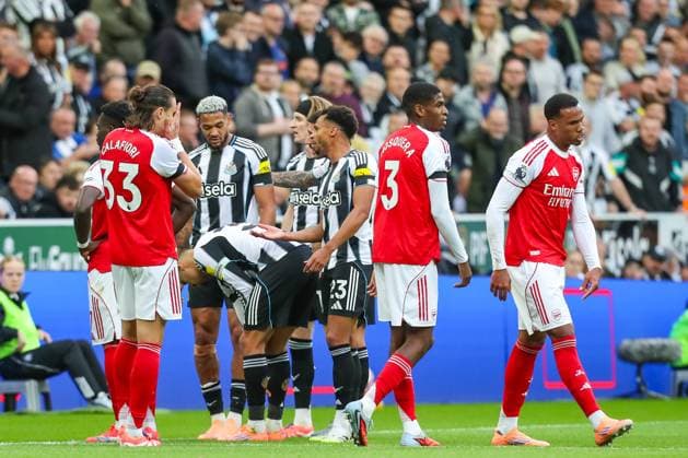 Newcastle United FC v Arsenal FC, Premier League Arsenal players furious as no foul no penalty given during the Newcastle United FC v Arsenal FC English Premier League match at St.James Park, Newcastle, England, United Kingdom on 28 September 2025 Credit: Lee Keuneke Every Second Media Editorial use only. All images are copyright Every Second Media Limited. No images may be reproduced without prior permission. All rights reserved. Premier League and Football League images are subject to licensing agreements with Football DataCo Limited. see https: www.football-dataco.com Copyright: xIMAGO EveryxSecondxMediax ESM-1601-0042 LeexKeunekex xEveryxSecondxMediax