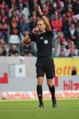 28 09 2025, xmohx, Soccer 1 Bundesliga, SC Freiburg TSG Hoffenheim v l Referee Referee Bastian Dankert DFL DFB REGULATIONS PROHIBIT ANY USE OF PHOTOGRAPHS as IMAGE SEQUENCES and or QUASI VIDEO Freiburg