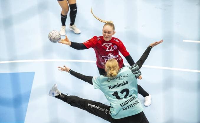 HANDBALL WOMEN DHB CUP FINAL OF EIGHT THC BUXTEHUDER SV FOR EDITORIAL PURPOSES ONLY p 28 09 2025 Bad Langensalza Handball Women 1 Bundesliga Women Season 2025 2026 Salzhalle DHB Cup Round of 16 Thüringer HC Buxtehuder SV in photo Rikke Hoffbeck Petersen 22 Thüringer HC in duel with goalkeeper Oliwia Kaminska 12 Buxtehuder SV Germany Thuringia Bad Langensalza Copyright SaschaxFromm Copyright: SaschaxFromm doc82l8x8npl5uxhhigp44 ,EDITORIAL USE ONLY Copyright: SaschaxFromm