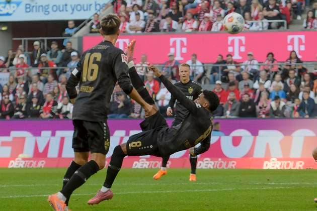 Penalty area scene Goal chance by Tiago Tomas Stuttgart 8 with a drop kick 28 09 2025 Soccer 1 FC Koeln vs VfB Stuttgart, Rheinenergiestadion, Koeln, DFB DFL REGULATIONS PROHIBIT ANY USE OF PHOTOGRAPHS AS IMAGE SEQUENCES AND OR QUASI VIDEO Copyright: xpepphotox xHorstxMauelshagenx pep00321, pep_20250928_hm_147367