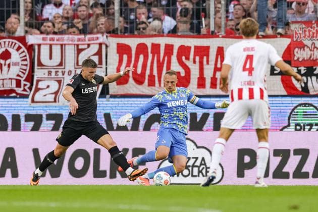 Köln, Deutschland, 28.09.25: Ermedin Demirovic (VfB Stuttgart) und Torwart Marvin Schwäbe (1. FC Köln) im Kampf um den Ball waehrend des Spiels der 1. Bundesliga zwischen 1. FC Köln - VfB Stuttgart in der RheinEnergieSTADION am 28. September 2025 in Köln, Deutschland. Köln RheinEnergieSTADION Germany Copyright: xStefanxBrauer Brauer-Fotoagenturx