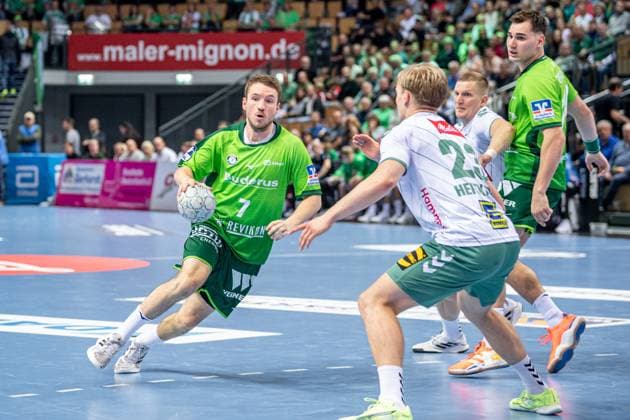 Handball Bundesliga HSG Wetzlar GWD Minden, 28 09 25 Dominik Mappes HSG Wetzlar, 7 , Niclas Benedict Heitkamp GWD Minden, 23 , Handball Bundesliga HSG Wetzlar GWD Minden Wetzlar, 28 09 25 Copyright: xBEAUTIFULxSPORTS Roeczeyx