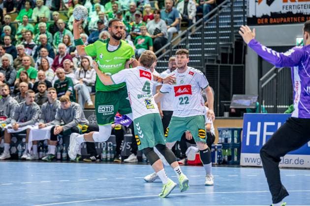 Handball Bundesliga HSG Wetzlar GWD Minden, 28 09 25 Philipp Ahouansou HSG Wetzlar, 19 , Jan Malte Diekmann GWD Minden, 4 , Philipp Vorlicek GWD Minden, 22 Handball Bundesliga HSG Wetzlar GWD Minden Wetzlar, 28 09 25 Copyright: xBEAUTIFULxSPORTS Roeczeyx