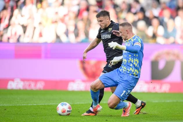 Soccer, 1 Bundesliga, 20250928, 1 FC Köln VfB Stuttgart Pictured from l Ermedin DEMIROVIC Stuttgart, 9 , Goalkeeper Marvin SCHWÄBE Cologne, 1 tackle Ball foul Foul for video evidence and penalty Cologne Rhein Energie Stadium North Rhine-Westphalia Germany Copyright: Passion2Press MarkusxFischerx