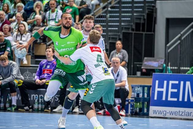 Handball Bundesliga HSG Wetzlar GWD Minden, 28 09 25 Philipp Ahouansou HSG Wetzlar, 19 , Jan Malte Diekmann GWD Minden, 4 , Handball Bundesliga HSG Wetzlar GWD Minden Wetzlar, 28 09 25 Copyright: xBEAUTIFULxSPORTS Roeczeyx