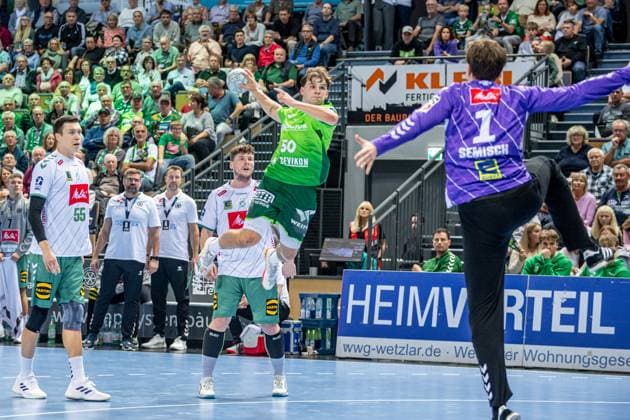 Handball Bundesliga HSG Wetzlar GWD Minden, 28 09 25 Lion Zacharias HSG Wetzlar, 50 , Malte Semisch GWD Minden, 1 , Azat Valiullin GWD Minden, 55 Handball Bundesliga HSG Wetzlar GWD Minden Wetzlar, 28 09 25 Copyright: xBEAUTIFULxSPORTS Roeczeyx