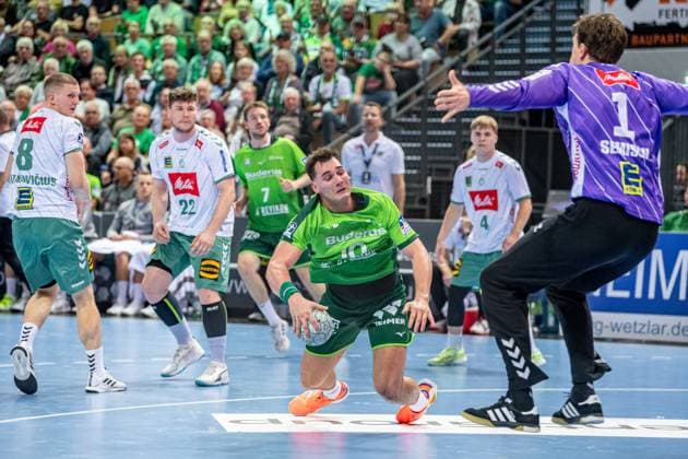 Handball Bundesliga HSG Wetzlar GWD Minden, 28 09 25 Josip Simic HSG Wetzlar, 10 , Malte Semisch GWD Minden, 1 , Philipp Vorlicek GWD Minden, 22 , Karolis Antanavi ius GWD Minden, 8 Handball Bundesliga HSG Wetzlar GWD Minden Wetzlar, 28 09 25 Copyright: xBEAUTIFULxSPORTS Roeczeyx