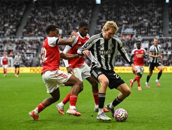 Nick Woltemade of Newcastle United (right) fends off Jurrien Timber of Arsenal Newcastle United v Arsenal, Premier League, Football, St James Park, Newcastle, UK - 28 Sep 2025Newcastle St James Park United Kingdom EDITORIAL USE ONLY No use with unauthorised audio, video, data, fixture lists, club league logos or live services. Online in-match use limited to 120 images, no video emulation. No use in betting, games or single club league player publications.  Copyright: xRichardxLee Shutterstockx 15503935ak