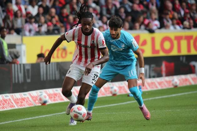28 09 2025, xmohx, Soccer 1 Bundesliga, SC Freiburg TSG Hoffenheim v l Jordy Makengo SC Freiburg Muhammed Damar 1899 Hoffenheim Zweikampf, Aktion, action, battle for the ball DFL DFB REGULATIONS PROHIBIT ANY USE OF PHOTOGRAPHS as IMAGE SEQUENCES and or QUASI VIDEO Freiburg