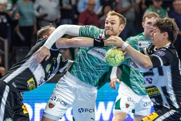 Berlin, 28.09.25, Handball: Bundesliga, Fuechse Berlin - ThSV Eisenach , 6. Spieltag, Max-Schmeling-Halle. Mathias Gidsel (Fuechse Berlin) kaempft gegen Oskar Joelsson (ThSV Eisenach) um den Ball. Fuechse Berlin - ThSV Eisenach *** Berlin, 28 09 25, Handball Bundesliga, Fuechse Berlin ThSV Eisenach , Matchday 6, Max Schmeling Halle Mathias Gidsel Fuechse Berlin fights for the ball against Oskar Joelsson ThSV Eisenach Fuechse Berlin ThSV Eisenach