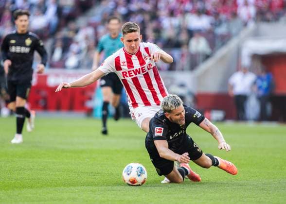 Koeln, RheinEnergieStadion, 28 09 2021 Isak Bergmann Johannesson of Koeln challenges Ramon Hendriks during the 1 Bundesliga match 1 FC Koeln vs VFB Stuttgart