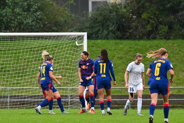 28 09 2025, Football, 1 round DFB Cup Women 2025 2026, SG 99 Andernach RB Leipzig Giovanna Hoffmann 7 Leipzig scores the 1 0 opening goal from the penalty spot