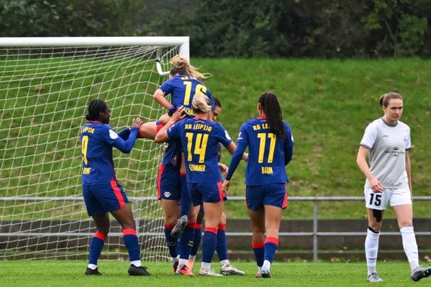 28 09 2025, Football, 1 round DFB Cup Women 2025 2026, SG 99 Andernach RB Leipzig Great joy among Leipzigs players After just five minutes, the Leipzig women take the lead through Giovanna Hoffmann 7 Leipzig