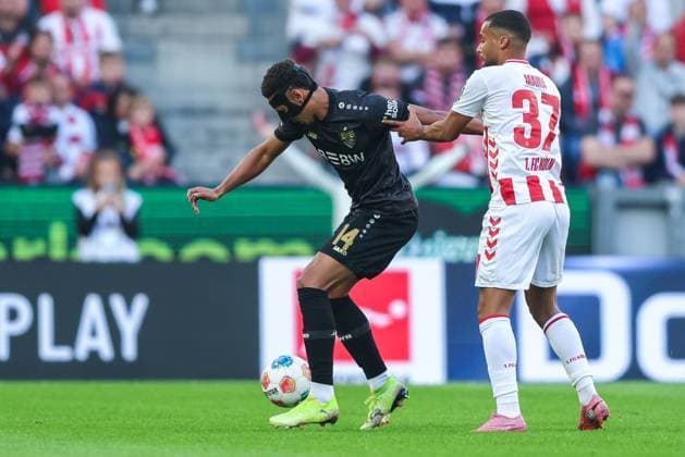 Soccer 1 Bundesliga 5 Matchday 1 FC Köln VfB Stuttgart on 28 09 2025 at RheinEnergieStadion in Cologne Luca Jaquez Stuttgart , left Linton Maina Köln , right DFL regulations prohibit any use of photographs as image sequences and or quasi video xJRx
