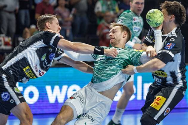 Berlin, 28 09 25, Handball Bundesliga, Fuechse Berlin ThSV Eisenach , Matchday 6, Max Schmeling Halle Mathias Gidsel Fuechse Berlin fights for the ball against Oskar Joelsson ThSV Eisenach Fuechse Berlin ThSV Eisenach