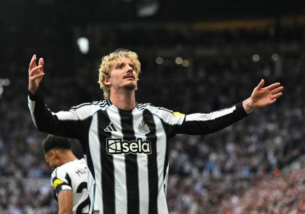 Nick Woltemade of Newcastle United celebrates scoring their first goal Newcastle United v Arsenal, Premier League, Football, St James Park, Newcastle, UK - 28 Sep 2025Newcastle St James Park United Kingdom EDITORIAL USE ONLY No use with unauthorised audio, video, data, fixture lists, club league logos or live services. Online in-match use limited to 120 images, no video emulation. No use in betting, games or single club league player publications.  Copyright: xRichardxLee Shutterstockx 15503935av