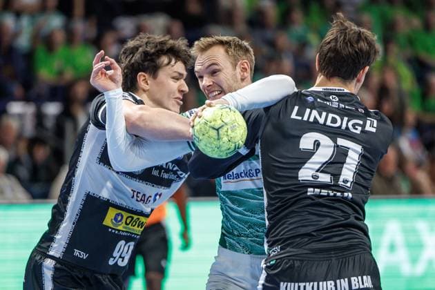 Berlin, 28 09 25, Handball Bundesliga, Fuechse Berlin ThSV Eisenach , Matchday 6, Max Schmeling Halle Mathias Gidsel Fuechse Berlin fights for the ball against Tillmann Leu ThSV Eisenach and Philipp Meyer ThSV Eisenach Fuechse Berlin ThSV Eisenach