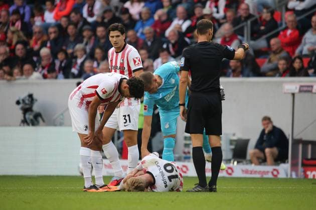 28 09 2025, xmohx, Fußball 1 Bundesliga, SC Freiburg TSG Hoffenheim v l Niklas Beste SC Freiburg verletzt, Verletzung, Schmerz, Schmerzen Referee Referee Bastian Dankert Grischa Prömel 1899 Hoffenheim DFL DFB REGULATIONS PROHIBIT ANY USE OF PHOTOGRAPHS as IMAGE SEQUENCES and or QUASI VIDEO Freiburg